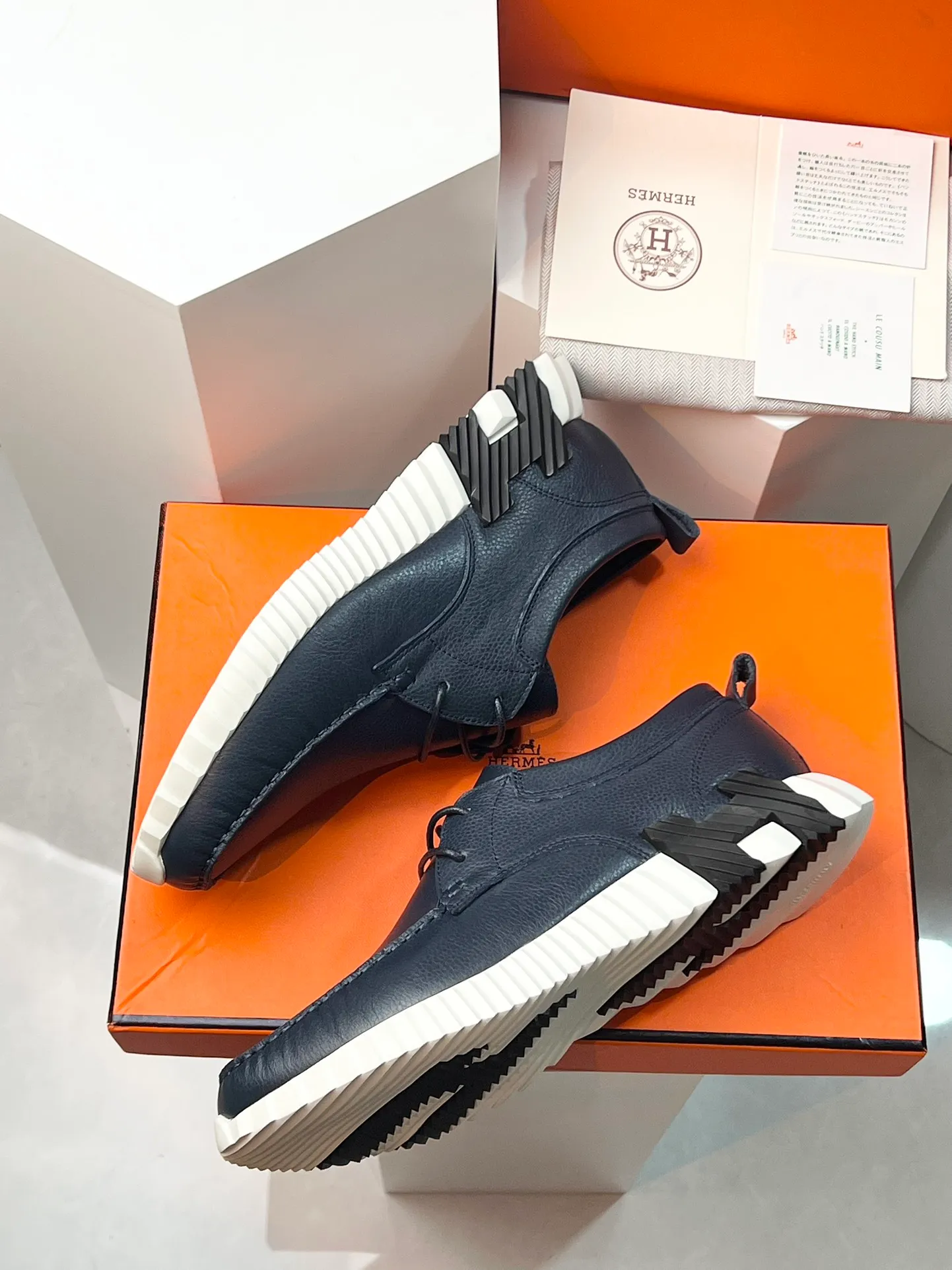 PP660【Hermes】fe new arrival~New Bouncing sneakers are the most comfortable shoes from Hermès. They are extremely light on the feet and look great. You won’t feel tired even when you go shopping and running around👍. They are light and comfortable. They are extremely light. They are perfect for both sports and leisure. They feel great when you step on them! It’s up to you to choose, there’s always what you want~ ✔️Fabric: Imported first-layer cowhide ✔️Inner lining: Imported water-dyed cowhide ✔️Outsole: Seamless combination of IP+TPU (multi-color letters) German technology irradiation machine ✔️Code number: Male 38-44 (45 customized)